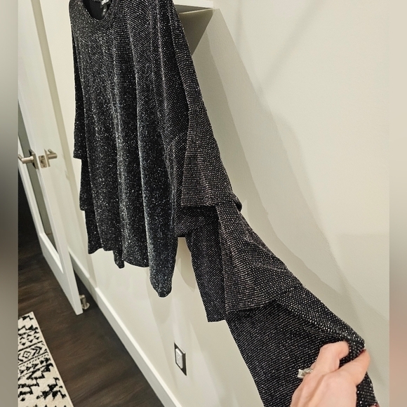 Express Black Silver Threaded Sparkly Tiered Bell Sleeve Top Size Large - Picture 6 of 10